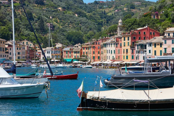 Portofino typisch schöne Hafenstadt mit bunten Häusern in Italien — Stockfoto