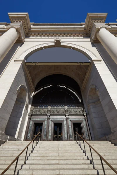 Museo Americano de Historia Natural edificio de entrada con escalera en un día soleado en Nueva York —  Fotos de Stock
