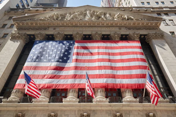 ニューヨーク証券取引所の建物のファサード、大きな広角私たちフラグします。 — ストック写真