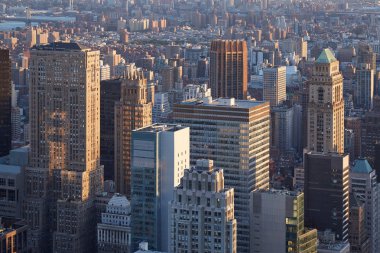 Sıcak günbatımında New York'un Manhattan gökdelenler havadan görünümü