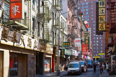 Chinatown street insanlar ve güneşli bir gün binalarda New York'ta
