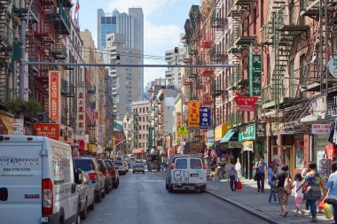 Chinatown street insanlar ve New York'ta sabah binalar