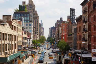 Meatpacking District'te trafik ile sokak görünümü'nde New York yüksek