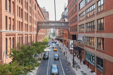 Süt stüdyoları ve insanlar, New York'ta Meatpacking District'te ile yükseltilmiş sokak görünümü