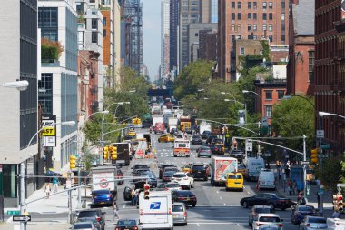 Mezbaha ve Chelsea bölgesinde sokak havadan görünümü binalar ve New York'ta trafik ile