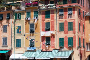 Portofino tipik güzel köy ile renkli evler cepheler