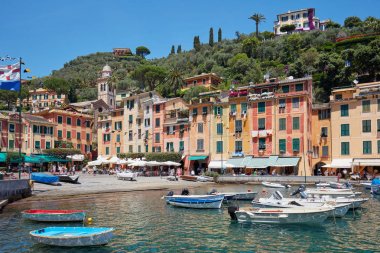 Portofino güzel köy ile renkli evlerde yaz İtalya