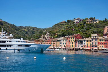 Portofino İtalya, mavi gökyüzü renkli evleriyle tipik güzel köy