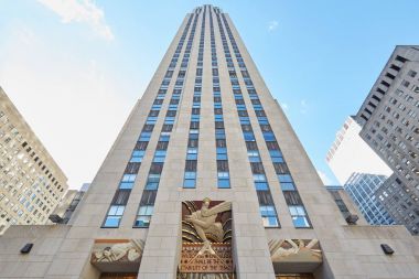 Rockefeller Center Binası, New York'ta mavi gökyüzü