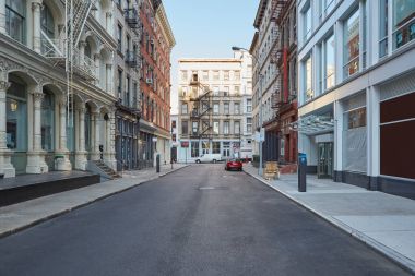 Dökme demir binalar New York Soho boş sokak