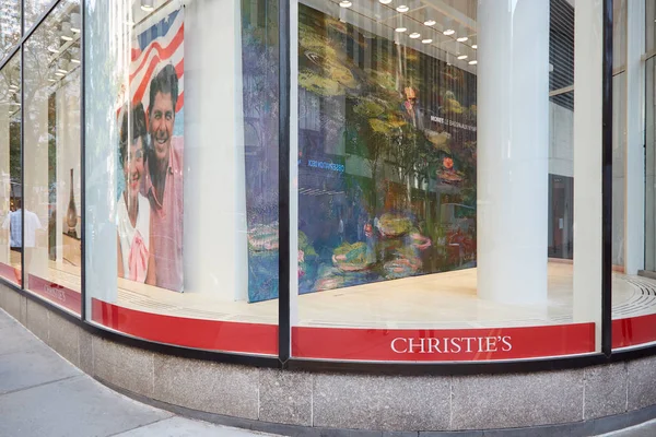 뉴욕의 록펠러 센터에서 크리스티의 미국 지점 창 — 스톡 사진