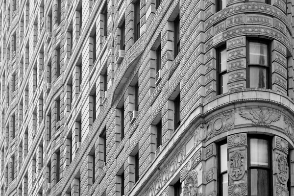 Flatiron stavební architektury detailů pozadí v černé a bílé v New Yorku — Stock fotografie