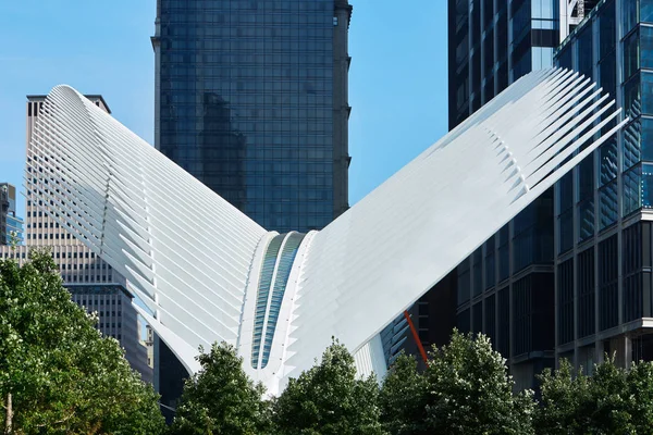 Oculus utsidan av den vita World Trade Center stationen i New York — Stockfoto
