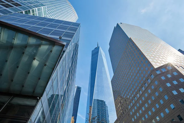 Cam binalar New York'ta çevrili bir Dünya Ticaret Merkezi gökdelen