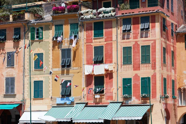 Portofino tipik güzel köy ile renkli evler cepheler