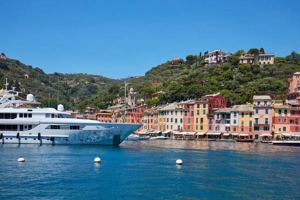 Portofino İtalya, mavi gökyüzü renkli evleriyle tipik güzel köy