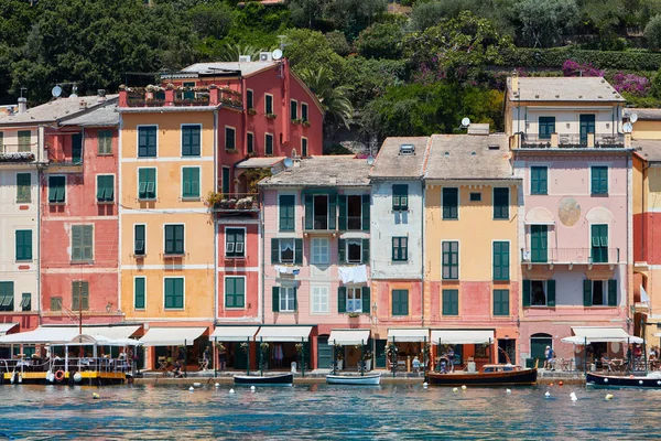 Portofino tipikus gyönyörű falu színes házak homlokzatán, Olaszország — Stock Fotó
