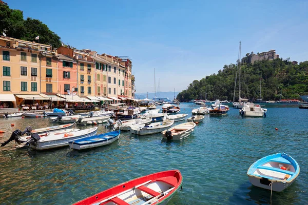 Portofino tipik köy renkli evleri ve İtalya küçük liman ile