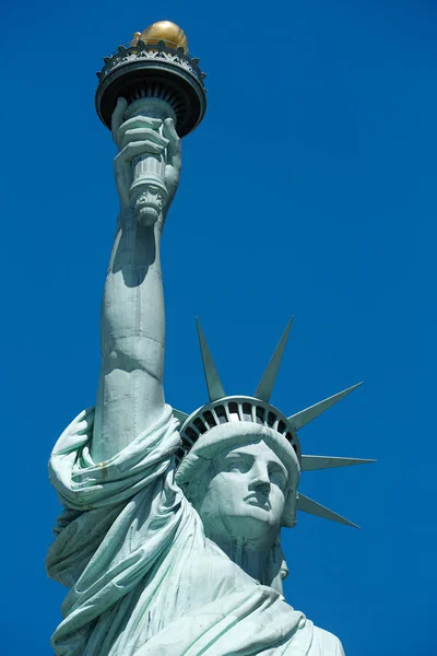 Statue of Liberty detail with golden torch, blue sky in New York — Stock Photo, Image