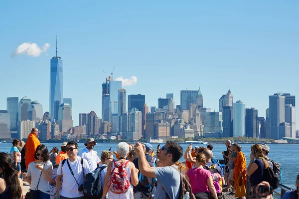 Люди и туристы фотографируют и смотрят на горизонт Нью-Йорка — стоковое фото