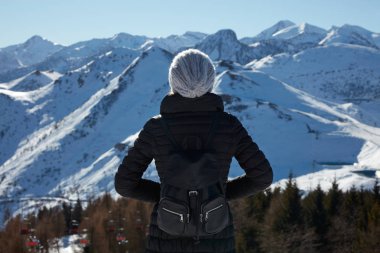 Alp Dağları kar ile seyir sırt çantası kadınla