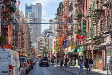 Çin Mahallesi sokak arabalar ve New York'ta güneşli bir günde insanlar ile
