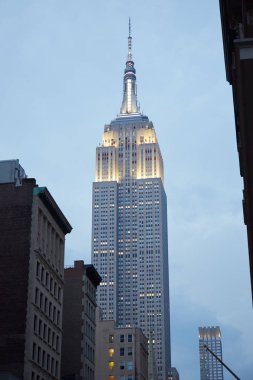 Empire State Binası New York Fifth Avenue dan akşam aydınlatılmış
