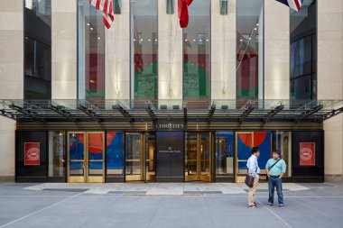 Christie's Amerikan şube giriş Rockefeller Center'da insanlarla