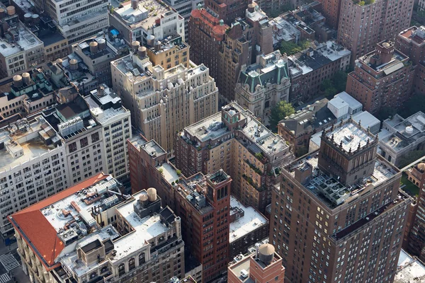 New York City Manhattan skyline antenne dak tops weergave in een zonnige dag — Stockfoto