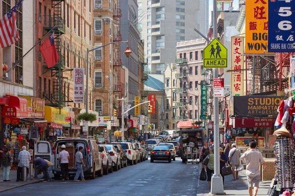 Rue Chinatown avec des gens et des bâtiments à New York — Photo