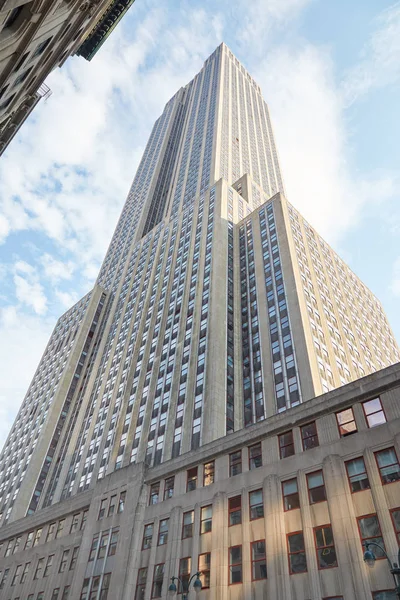 Alacsony, szög, Kilátás Empire State Building New Yorkban — Stock Fotó