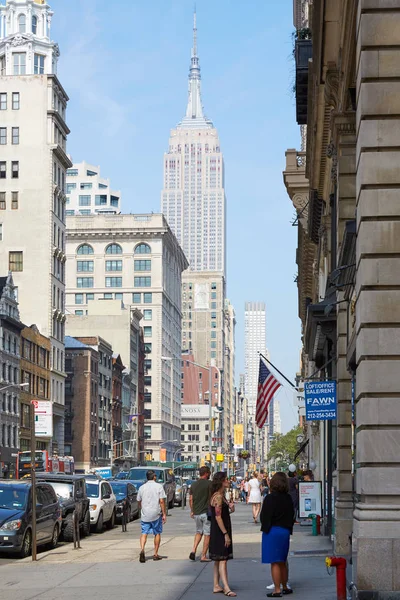 Empire State Building και Πέμπτης Λεωφόρου στη Νέα Υόρκη με τους ανθρώπους — Φωτογραφία Αρχείου