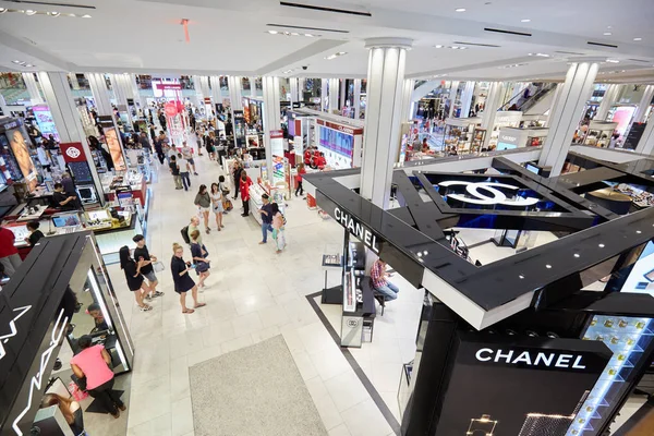 Interior de los grandes almacenes Macy 's, área de cosméticos en Nueva York —  Fotos de Stock