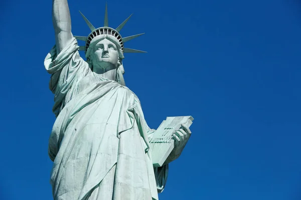 Statue of Liberty in a sunny day with blank blue sky space — Stock Photo, Image