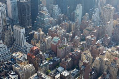 Gökdelenler, güneş ışığı ve sis ile New York City havadan görünümü