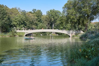 Central Park ve New York'taki güneşli bir gün beyaz yay Bridge'de