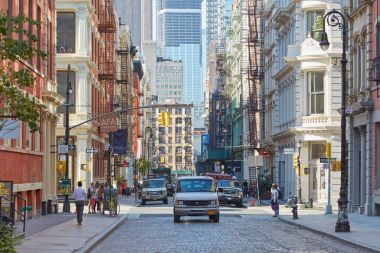 Dökme demir binalar ve insanlarla New York Soho sokak