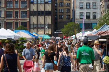 Union Square greenmarket New York'ta insanlarla