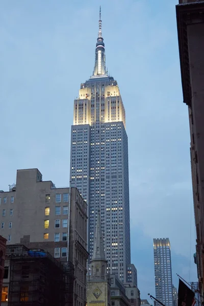 L'Empire State Building illuminé de la Cinquième Avenue à New York — Photo
