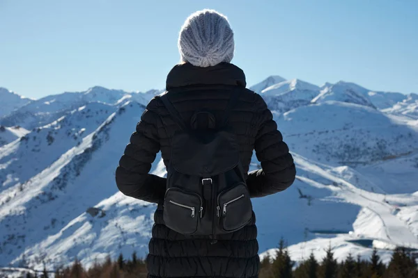 Kadın Dağları kar ile güneşli kış günde arıyor.
