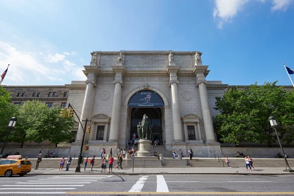 İnsanların önünde American Museum of Natural History of New York
