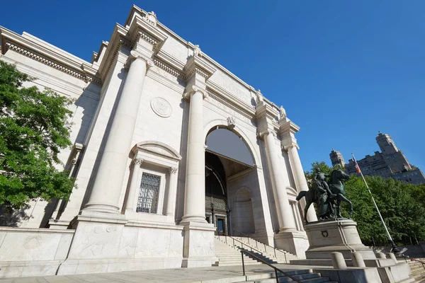 Amerikan Doğal Tarih Müzesi ile bina cephe ve Roosevelt heykel New York'ta