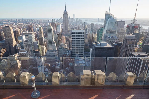Рокфеллер Центр пустая смотровая площадка и Эмпайр Стейт Билдинг в Нью-Йорке — стоковое фото