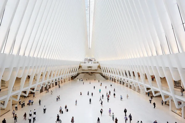 Oculus inredning vit World Trade Center Station med människor i New York — Stockfoto