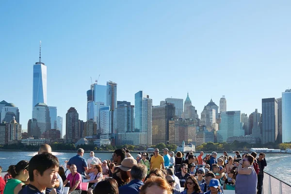 Menschen und Touristen betrachten die Skyline von New York City von der Fähre aus — Stockfoto