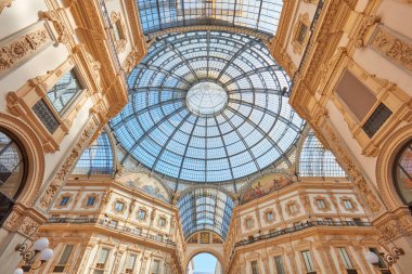 Milan, Vittorio Emanuele Galerisi iç, geniş açı görüntülemek güneşli bir günde