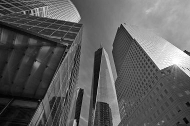 Cam binalar New York'ta çevrili bir Dünya Ticaret Merkezi gökdelen