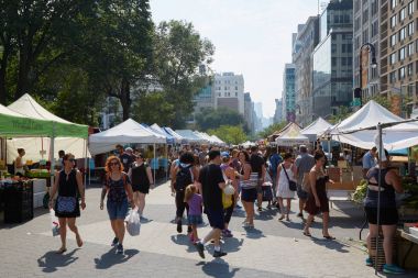 Union Square greenmarket New York'ta insanlarla