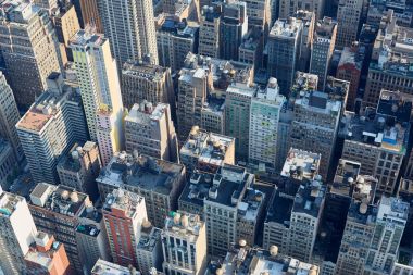 Gökdelenler ve çatı ile New York'un Manhattan hava açık görünüm