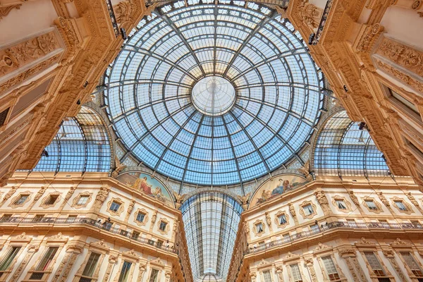 Milão, Vittorio Emanuele galeria vista interior em um dia ensolarado na Itália — Fotografia de Stock